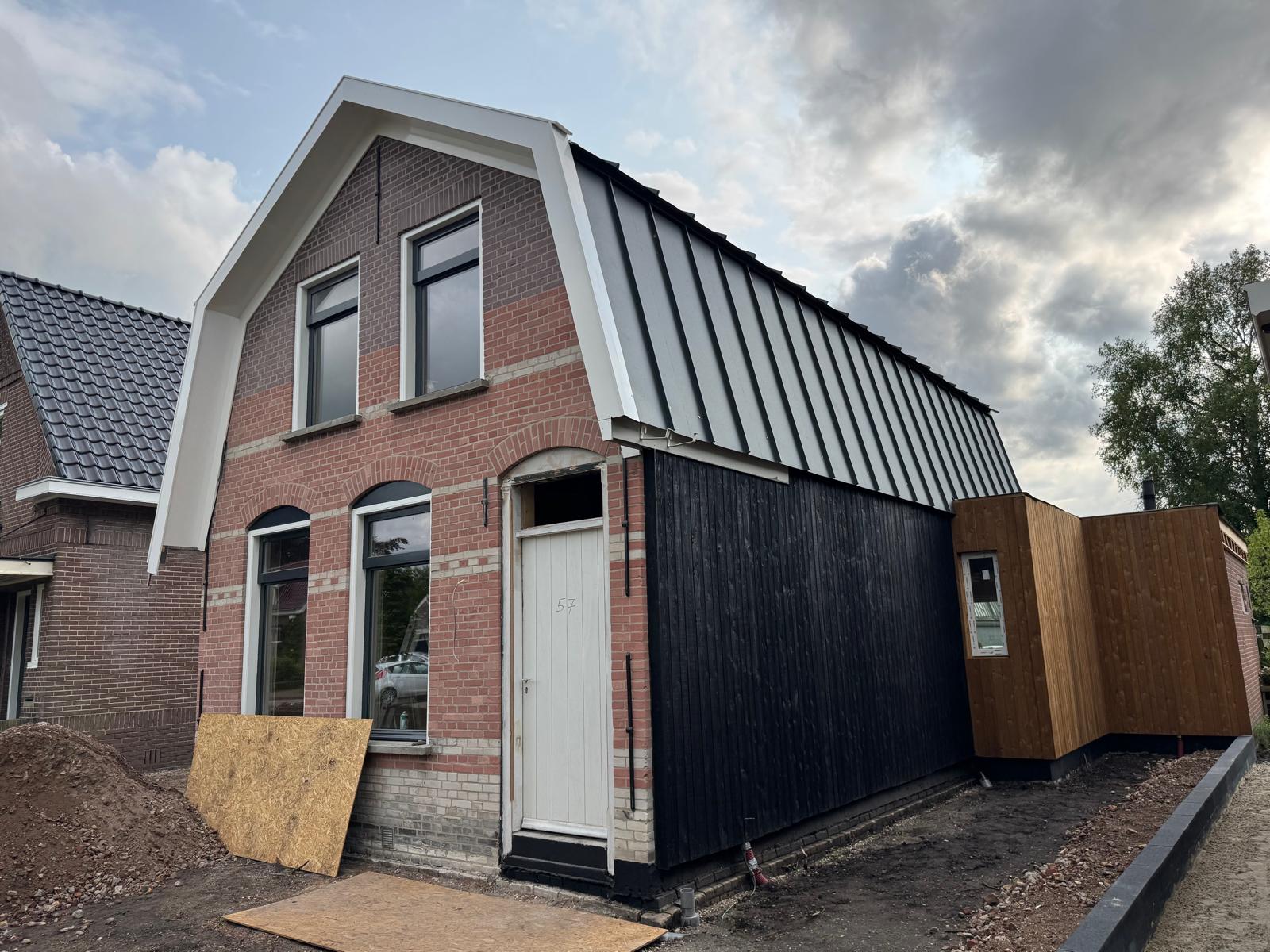 Geïsoleerd felsendak geplaatst